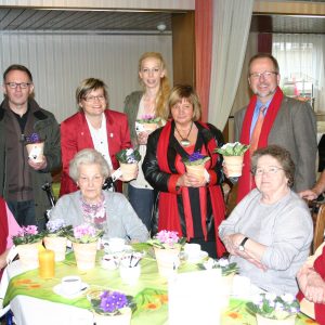 v.l. Udo Berns, Regina Depta, Kristina Grafen und  Maria Fütterer vom der SPD Dinslaken-Mitte, Landrat Ansgar Müller und Willi Heiken vom Sozialen Dienst mit Bewohnerinnen des Wilhelm-Lantermann-Hauses.